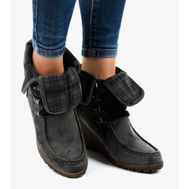 Comodi sandali da donna con zeppa in pelle con decorazioni eleganti beige 1