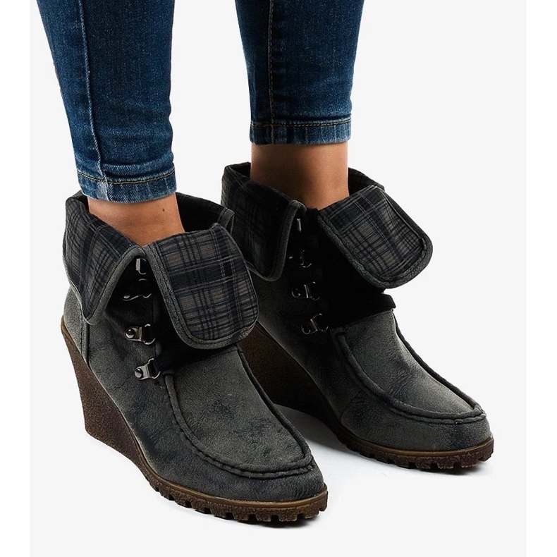 Comodi sandali da donna con zeppa in pelle con decorazioni eleganti beige 2