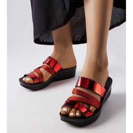 Eleganti décolleté con tacco alto in vernice nero 1