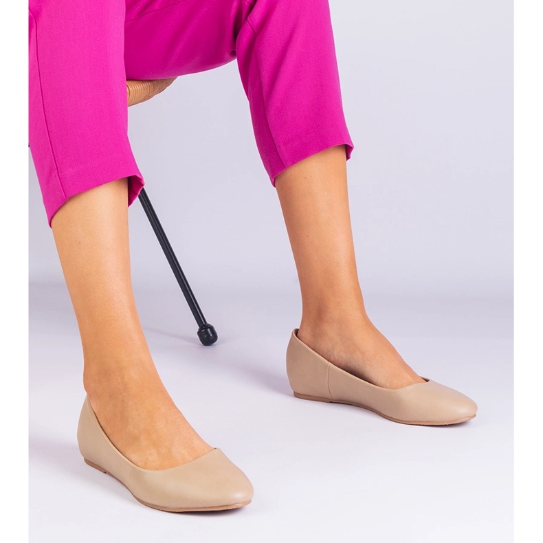 Beige ballerinas su un cuneo nascosto di eco -leather 1
