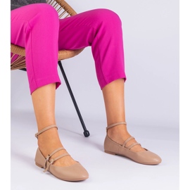 Ballerine beige fatte di ecologio con fibbie 1