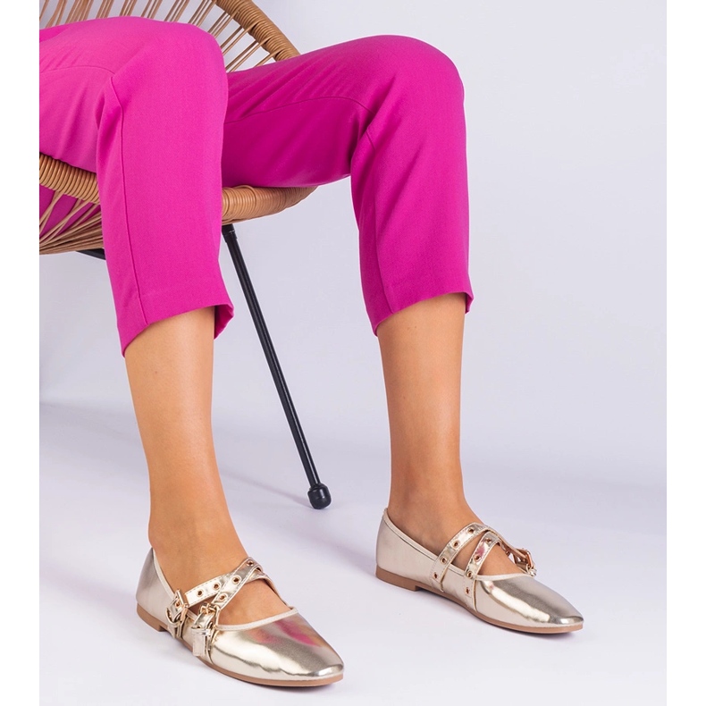 Ballerine dorate realizzate in ecologio decorate con fibbie d'oro 1