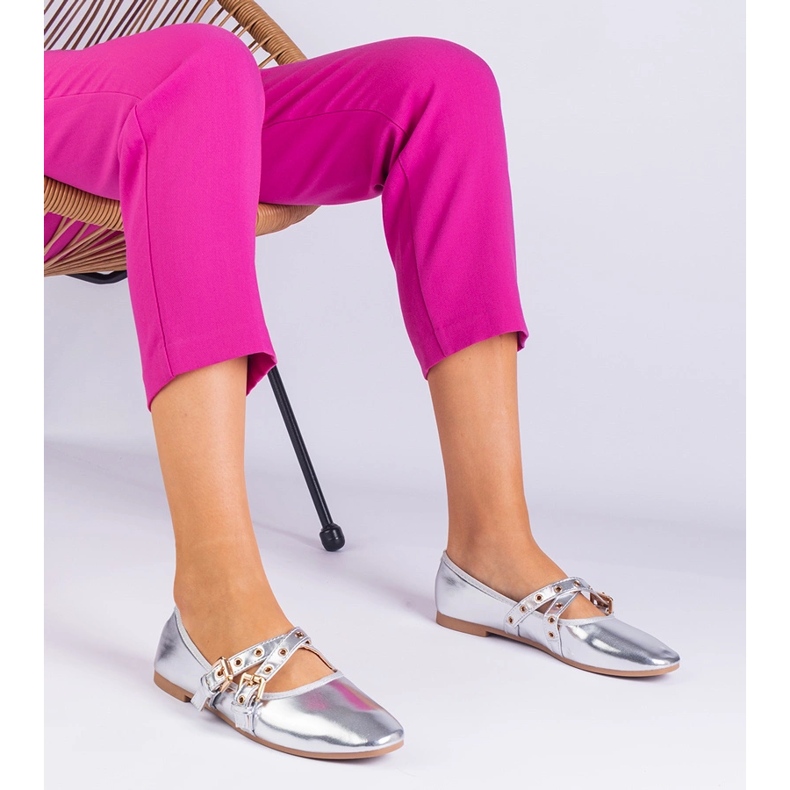 Ballerine metalliche d'argento realizzate in ecologio decorate con fibbie 1