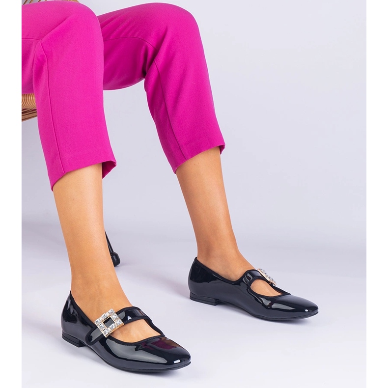 Ballerinas varnnerate nere decorate con una fibbia nero 1