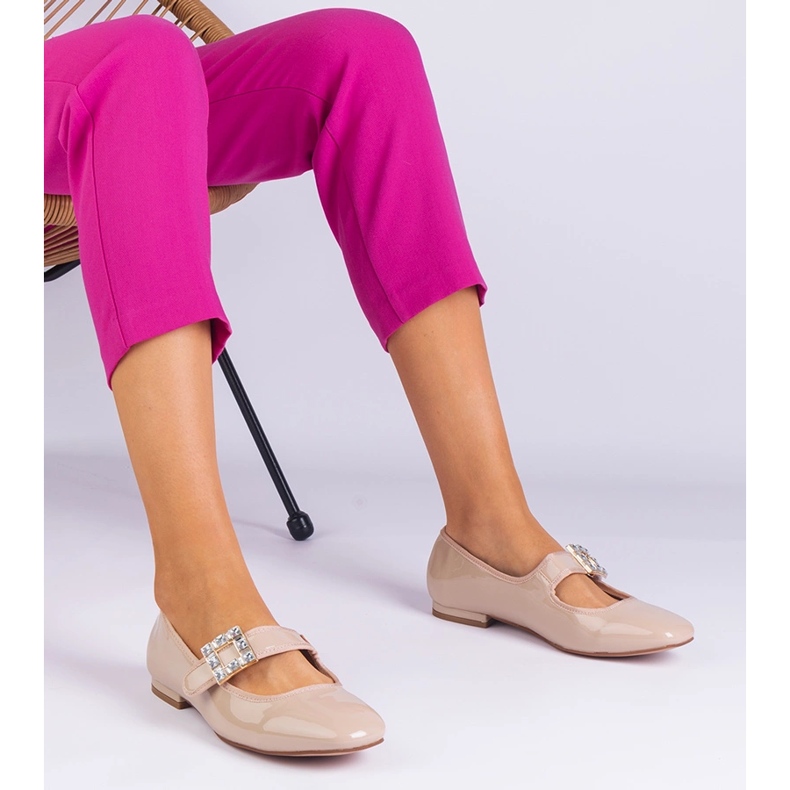 Ballerinas Varnished Beige decorate con un morsetto 1