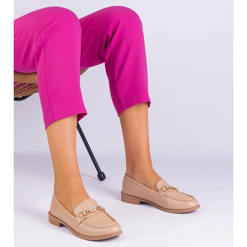 Mocassini da donna beige con decorazione dorata e zirconi 1
