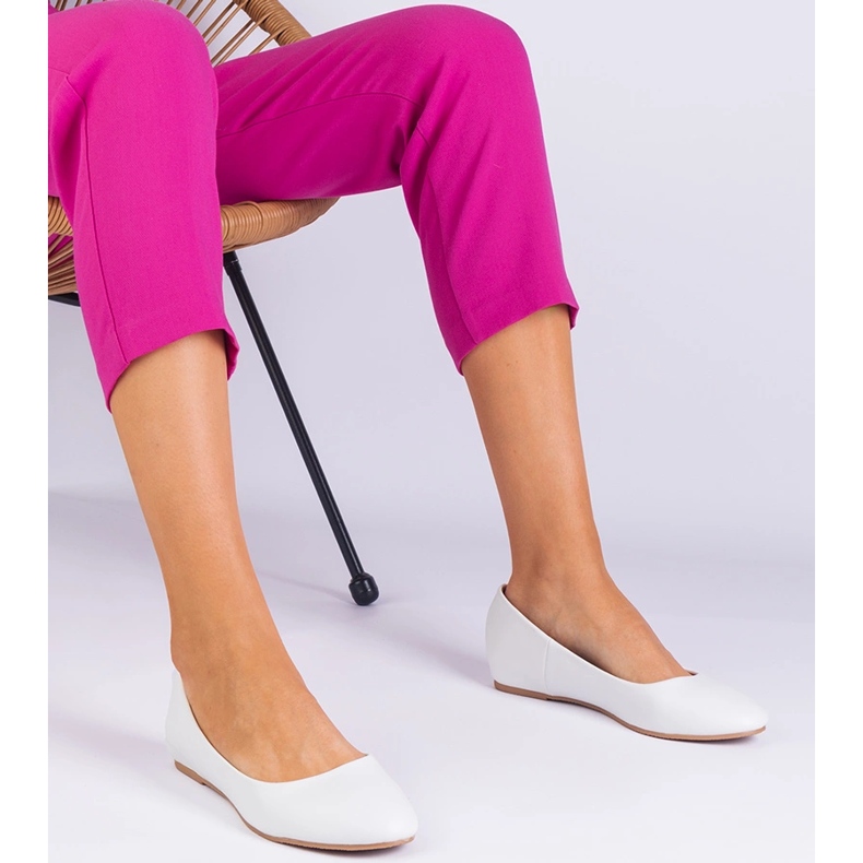 Ballerine bianche su un cuneo nascosto di eco -leather bianco 1
