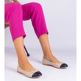 Ballerine beige con un arco e un naso nero 2