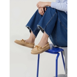 Mocassini in pelle scamosciata beige da donna con un arco 1