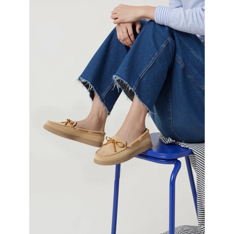 Mocassini in pelle scamosciata beige da donna con un arco 1