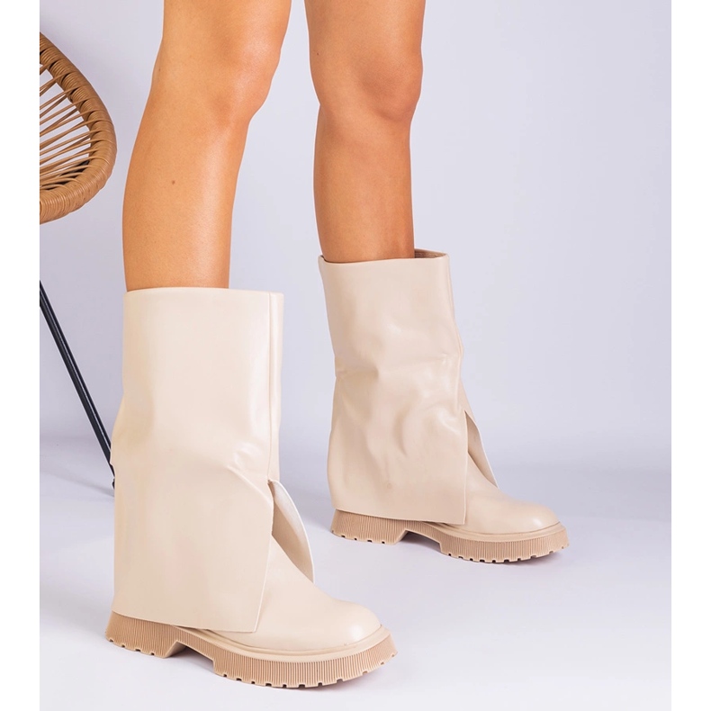 Stivali beige con tomaia piegata 2