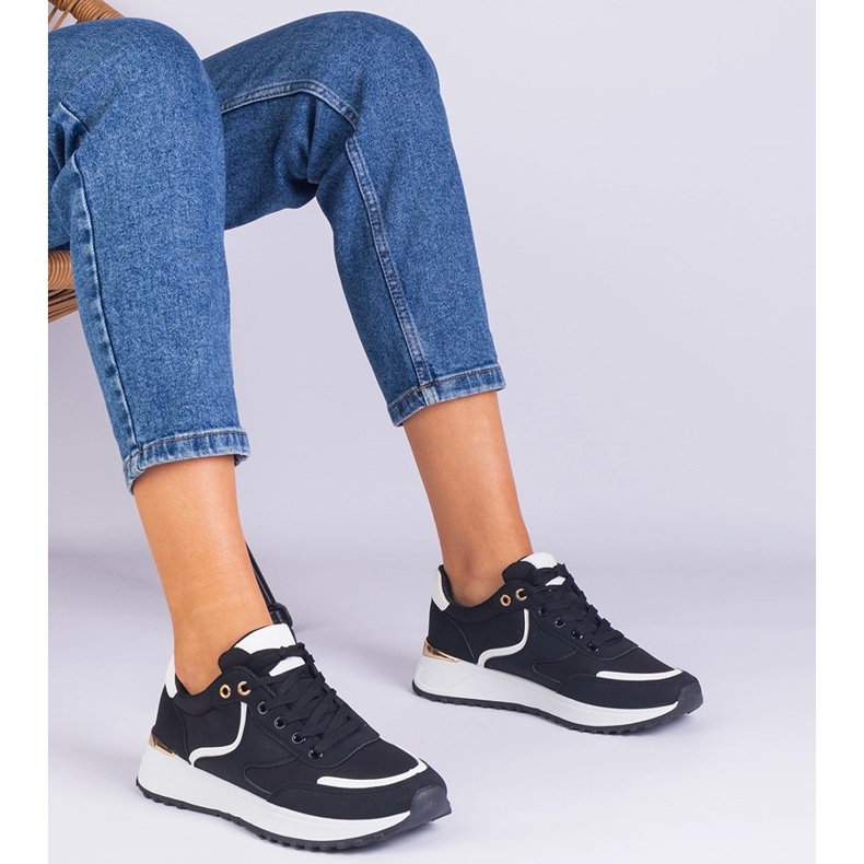 Sneaker da donna nera con un inserimento dorato nero 1