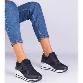 Sneaker da donna nera decorate con un inserto metallico nero 1
