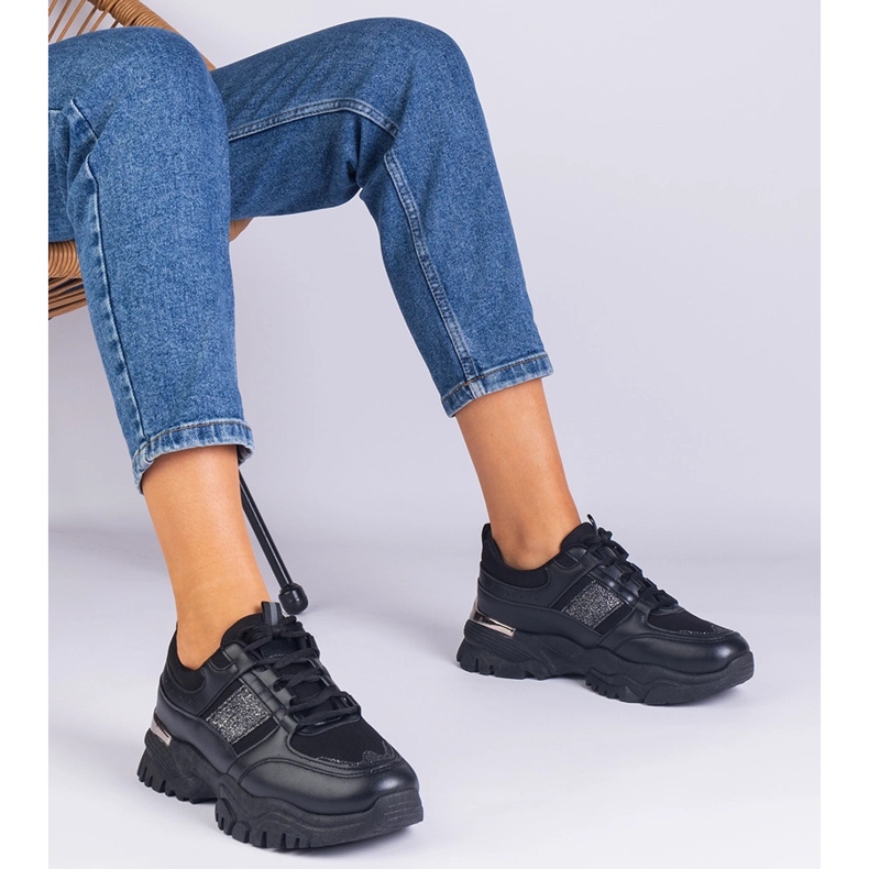 Sneaker da donna nera decorate con glitter nero 1