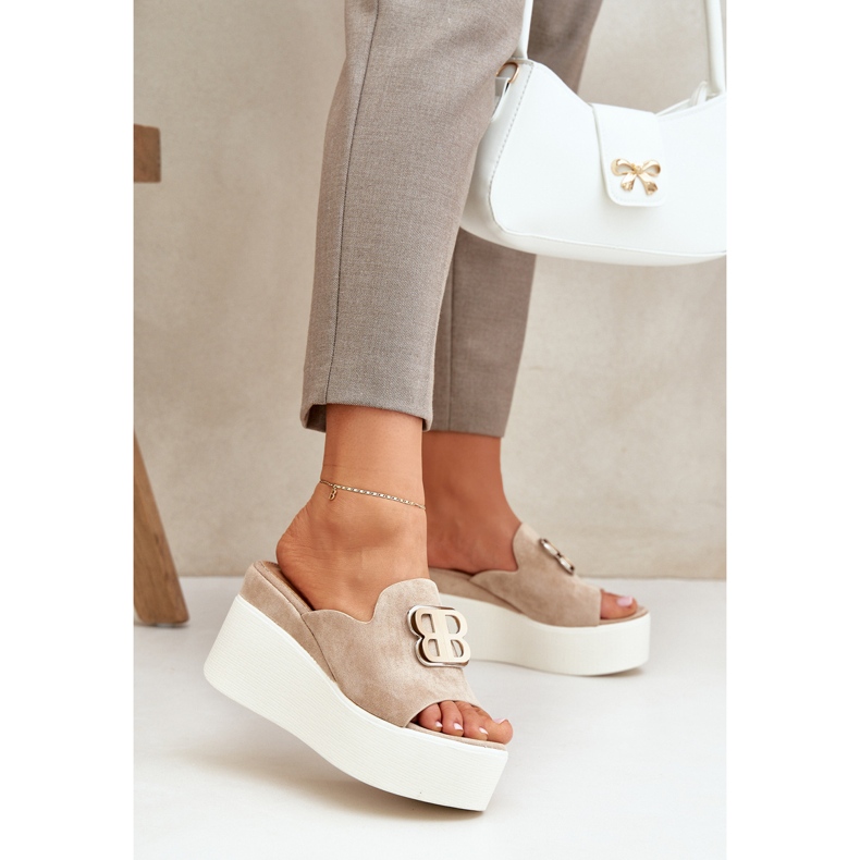 Pantofole sulla piattaforma e zeppe con ornamento beige 2