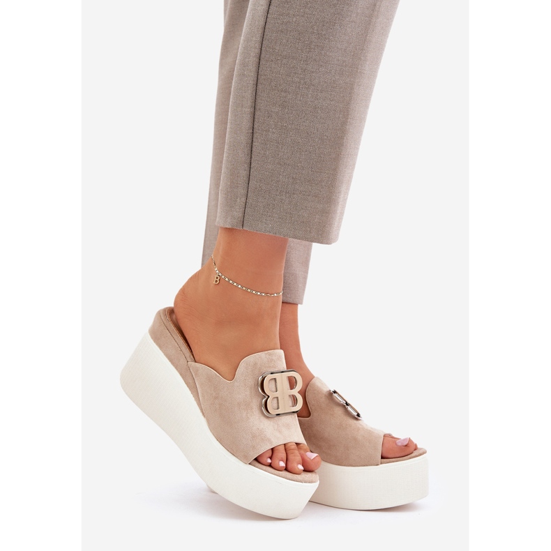 Pantofole sulla piattaforma e zeppe con ornamento beige 1