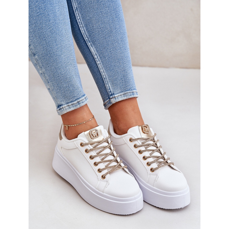 Sneaker su una piattaforma con lacci decorativi bianchi e oro bianca 1