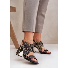 Sandali decorati sul palo nero 2