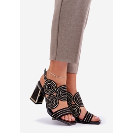 Sandali decorati sul palo nero 1