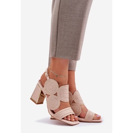 Sandali decorati sul post beige 1