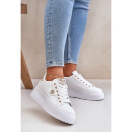 Sneakers in pelle ecologica su una piattaforma con un dettaglio dorato con oro-beige bianco 2