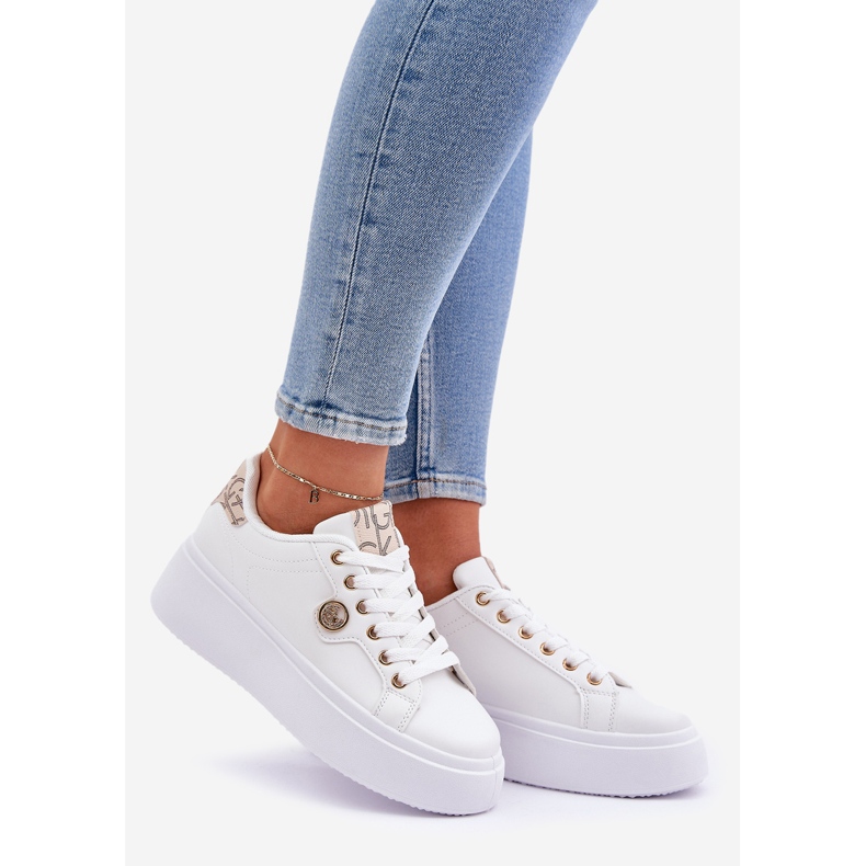 Sneakers in pelle ecologica su una piattaforma con un dettaglio dorato con oro-beige bianco 1