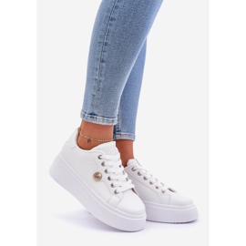 Sneaker in pelle ecologica su una piattaforma con un dettaglio dorato bianco 1