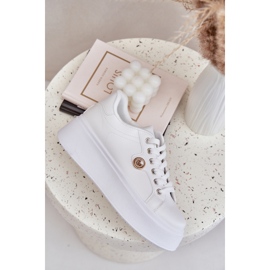 Sneaker in pelle ecologica su una piattaforma con un dettaglio dorato bianco 2