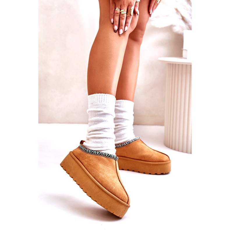 Pantofole da donna sulla piattaforma con ricamo a cammello beige 2