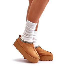 Pantofole da donna sulla piattaforma con ricamo a cammello beige 1