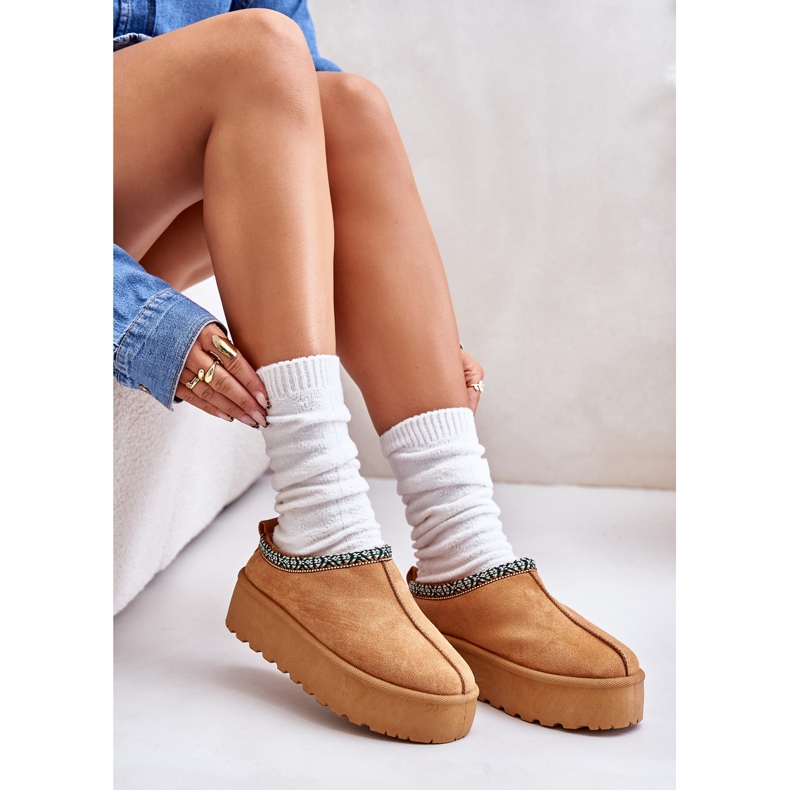 Pantofole da donna sulla piattaforma con ricamo a cammello beige 5