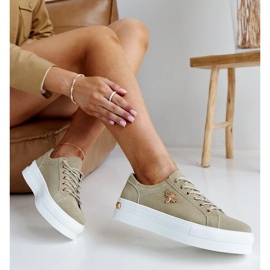 Sneaker in pelle verde sulla suola spessa di Mikka 2