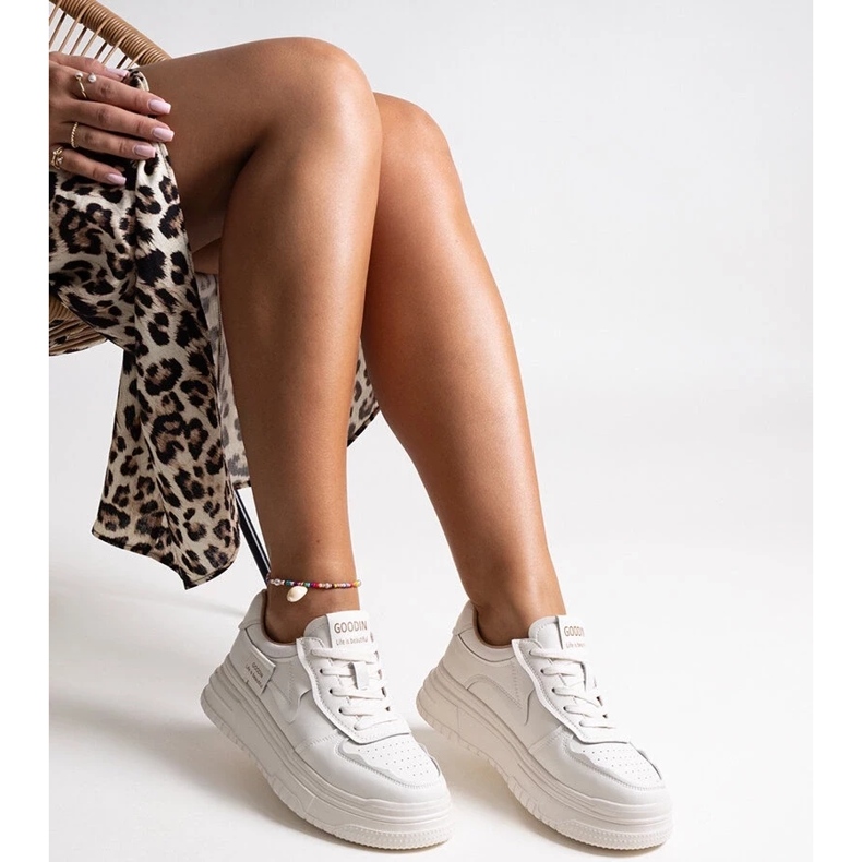 Sneakers in pelle beige su una sima di aria spessa 1
