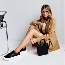 Sneaker in pelle nera sulla suola spessa Attia nero 2