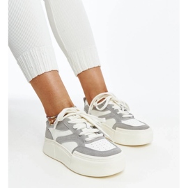 Sneaker in pelle grigia-bianca su una spessa suola Kawthar bianco 2