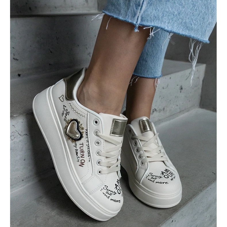 D/CEO Sneaker beige decorate con patch e scritte sulla piattaforma Etara 2