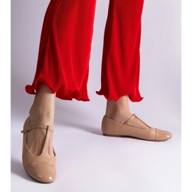 D/CEO Ballerine beige con punta in vernice, chiuse con fibbia Gloriana 2