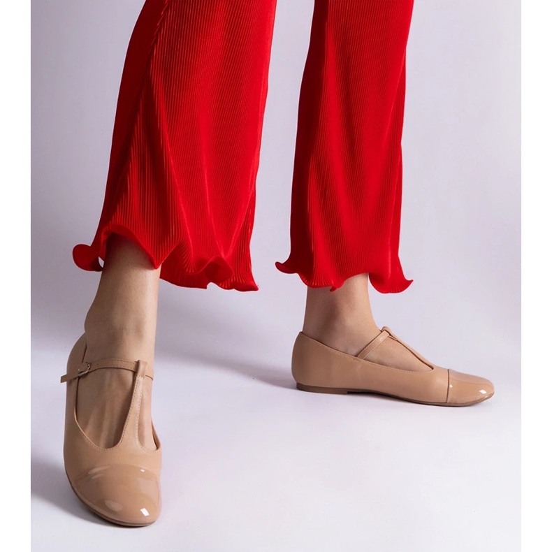 D/CEO Ballerine beige con punta in vernice, chiuse con fibbia Gloriana 2