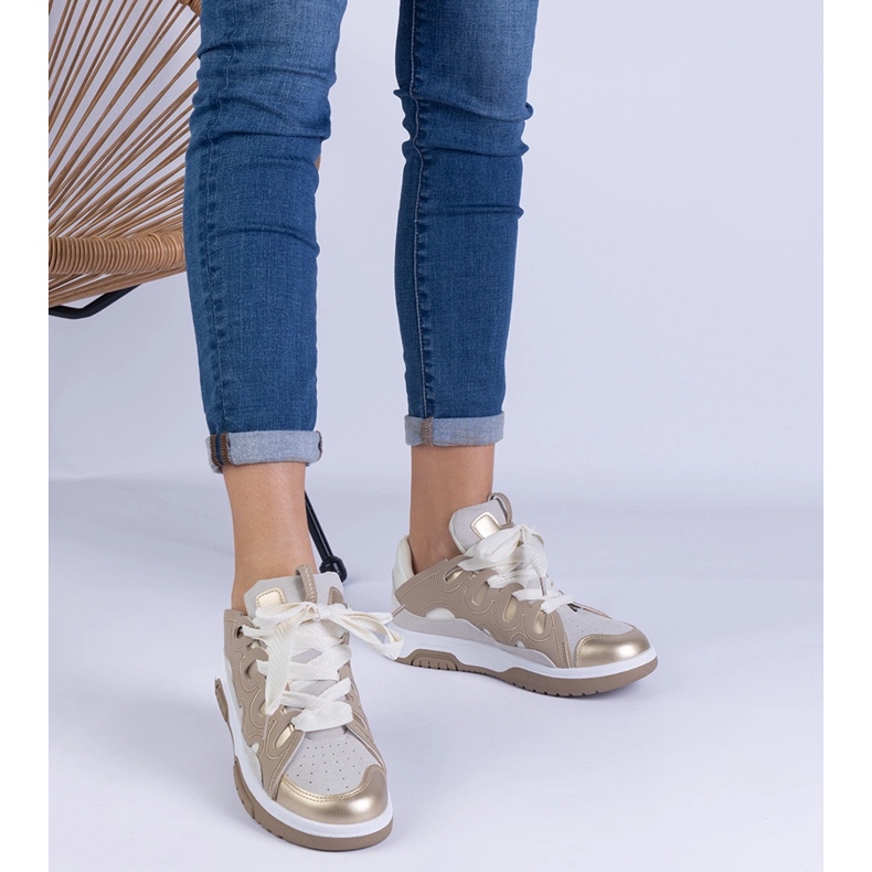 Sneaker da donna beige con allacciatura decorativa 1