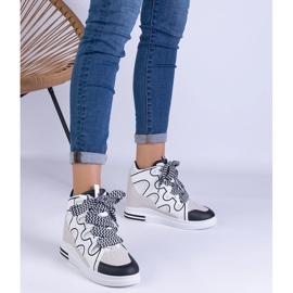 Sneaker da donna bianca con lacci spessi 1