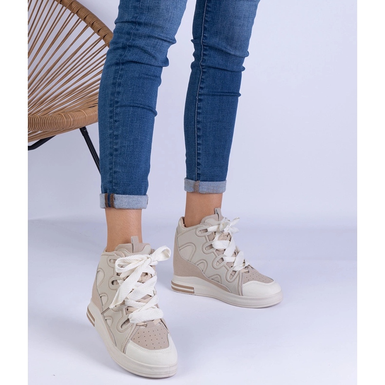 Sneaker da donna beige con lacci spessi 1