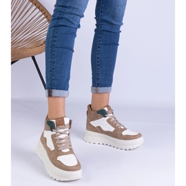 Sneaker sportive da donna beige sulla piattaforma 1