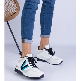 Sneaker da donna bianca su un cuneo nascosto 1