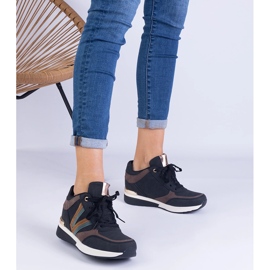 Sneaker da donna nera su un cuneo nascosto nero 1