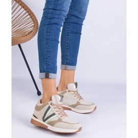 Sneaker da donna beige su un cuneo nascosto 1