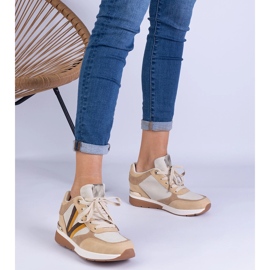 Sneaker da donna marrone su un cuneo nascosto 1