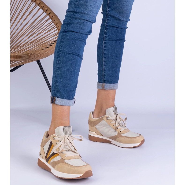 Sneaker da donna marrone su un cuneo nascosto 1