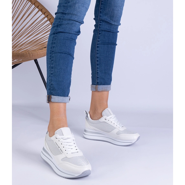 Sneakers bianche da donna sulla piattaforma bianco 1