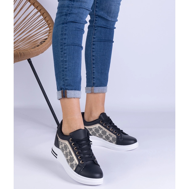 Sneaker da donna nera su un cuneo nascosto nero 1