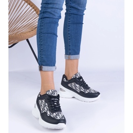 Sneaker sportive da donna nera con un inserimento metallico nero 1